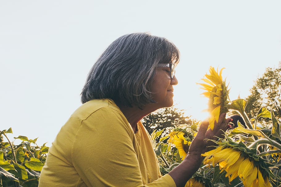 woman-smelling-sunflower