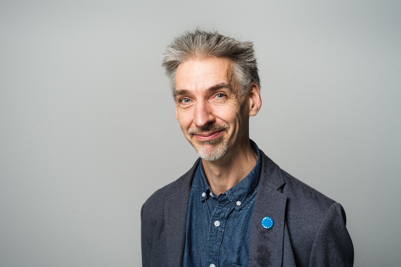 Colour head and shoulders photo of Sarn Rich
